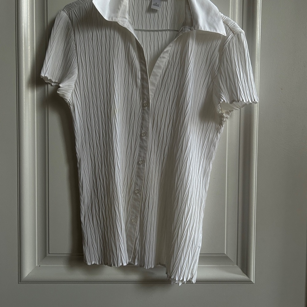 Vintage Women’s White Pleated Button-Front Collared Top